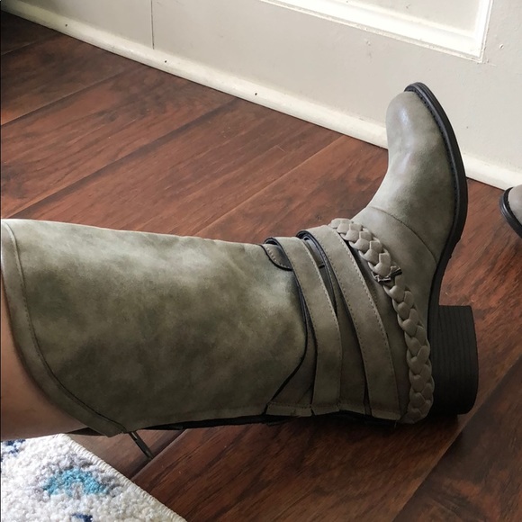 Boots - Picture 3 of 4